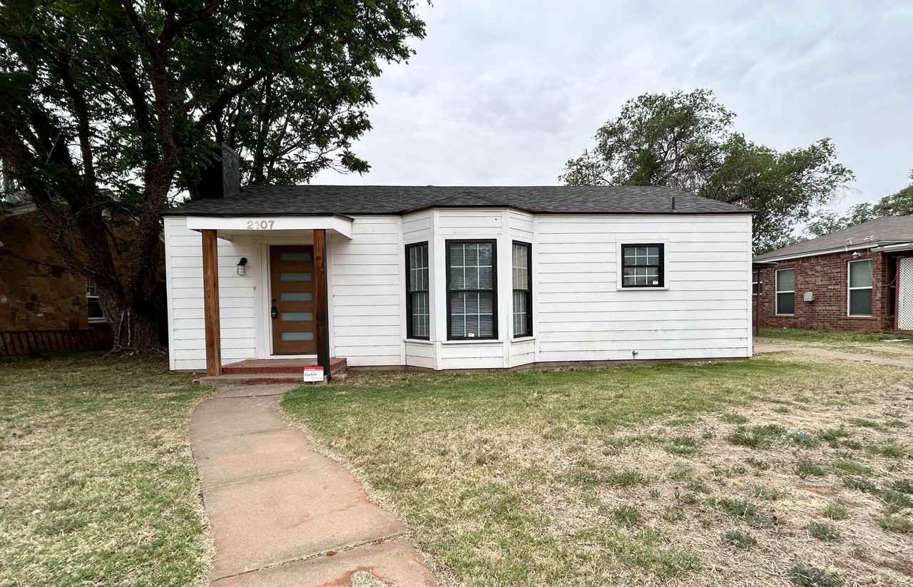 2107 28th St - Photo 2 of 11