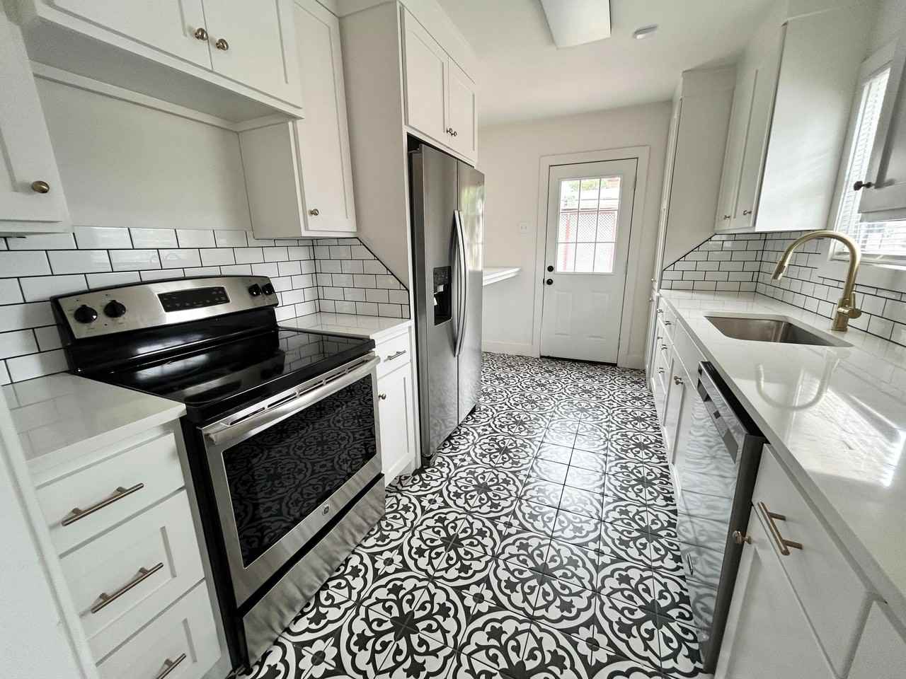 2107 28th St - Photo 5 of 11