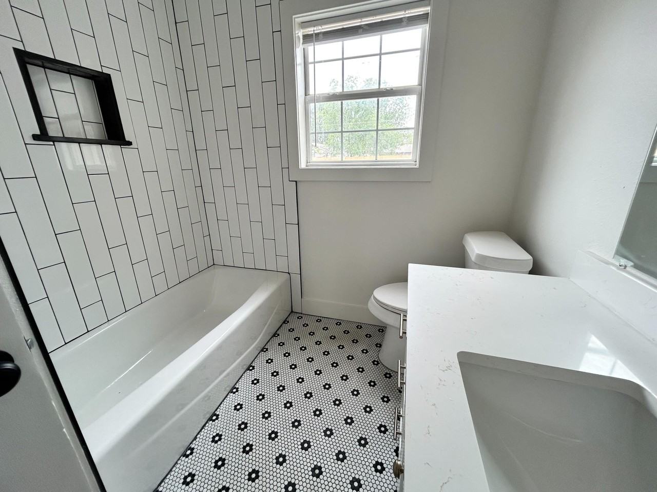 2107 28th St - Photo 6 of 11