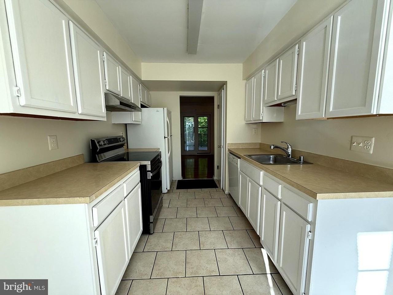 11 Wimbledon Ct - Photo 4 of 21
