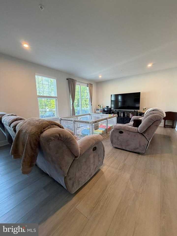 10802 Foxtrot Cir - Photo 4 of 35
