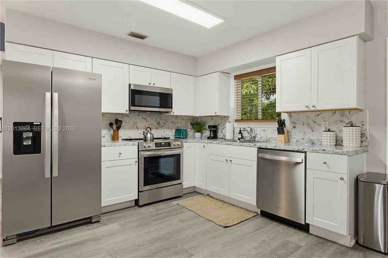2825 Nw 9th Ave - Photo 6 of 28