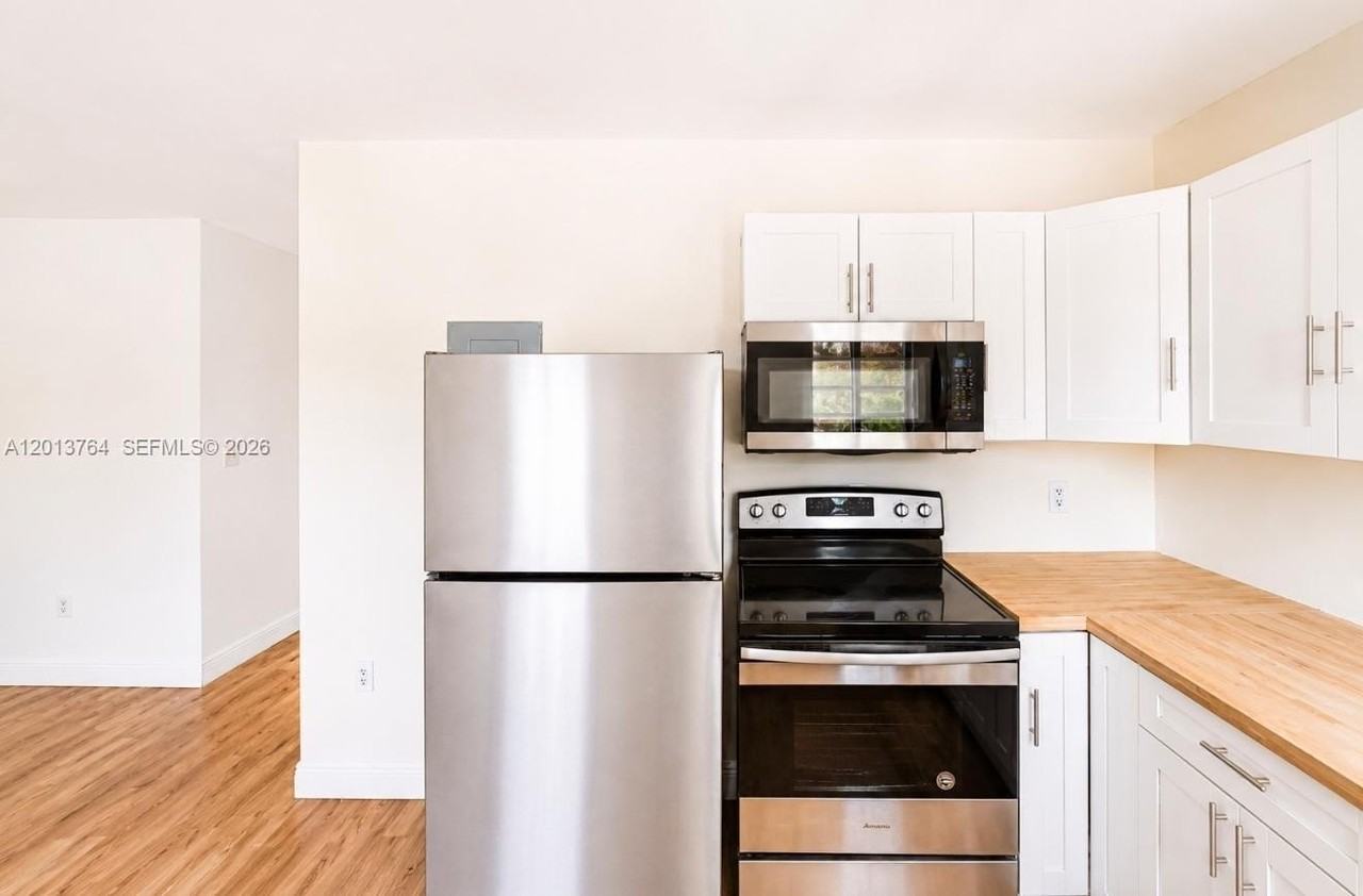 410 76th St #5 - Photo 3 of 10