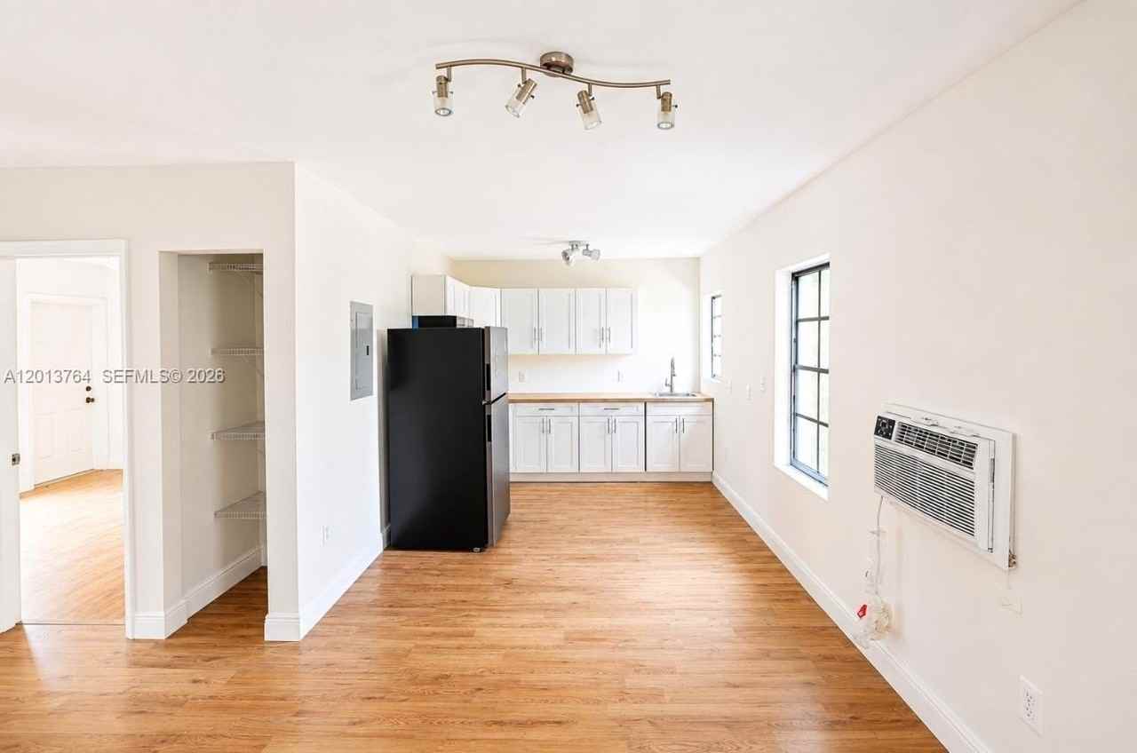 410 76th St #5 - Photo 4 of 10