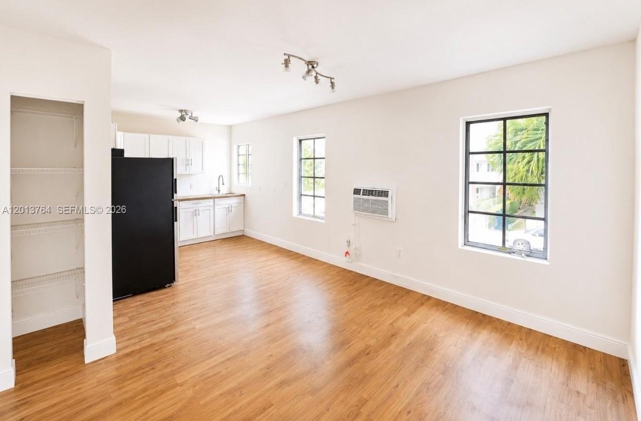 410 76th St #5 - Photo 5 of 10