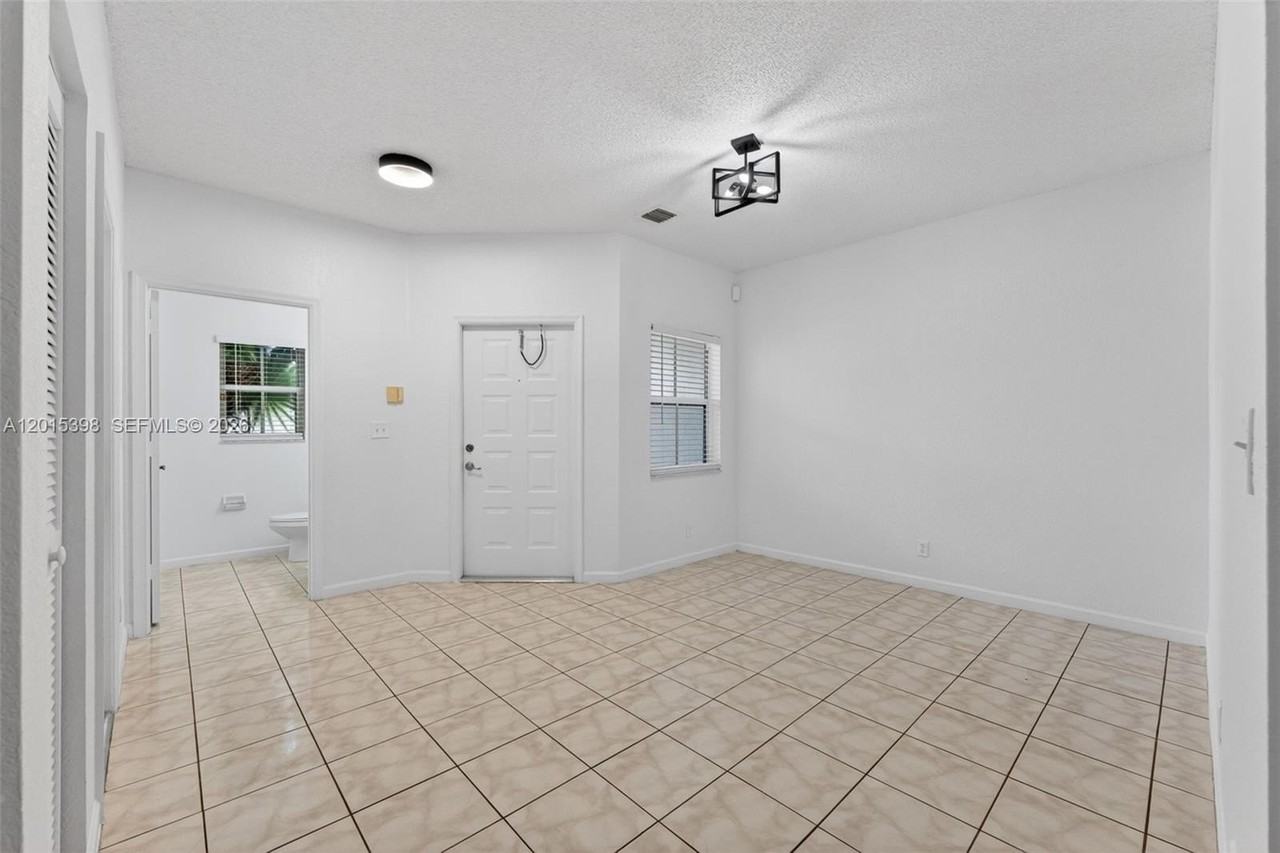 16889 Sw 1st Mnr - Photo 3 of 35