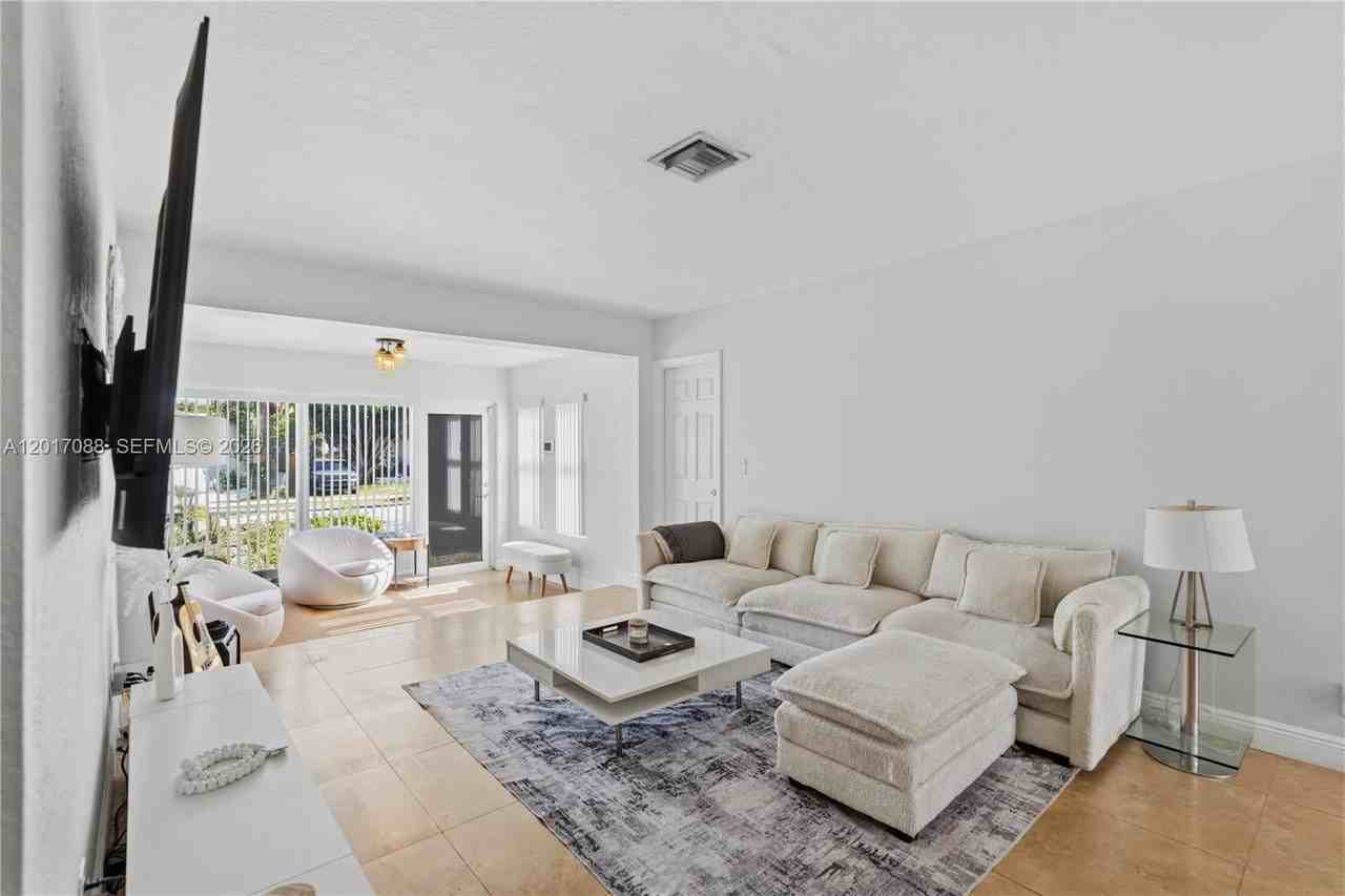1639 Van Buren St - Photo 5 of 39