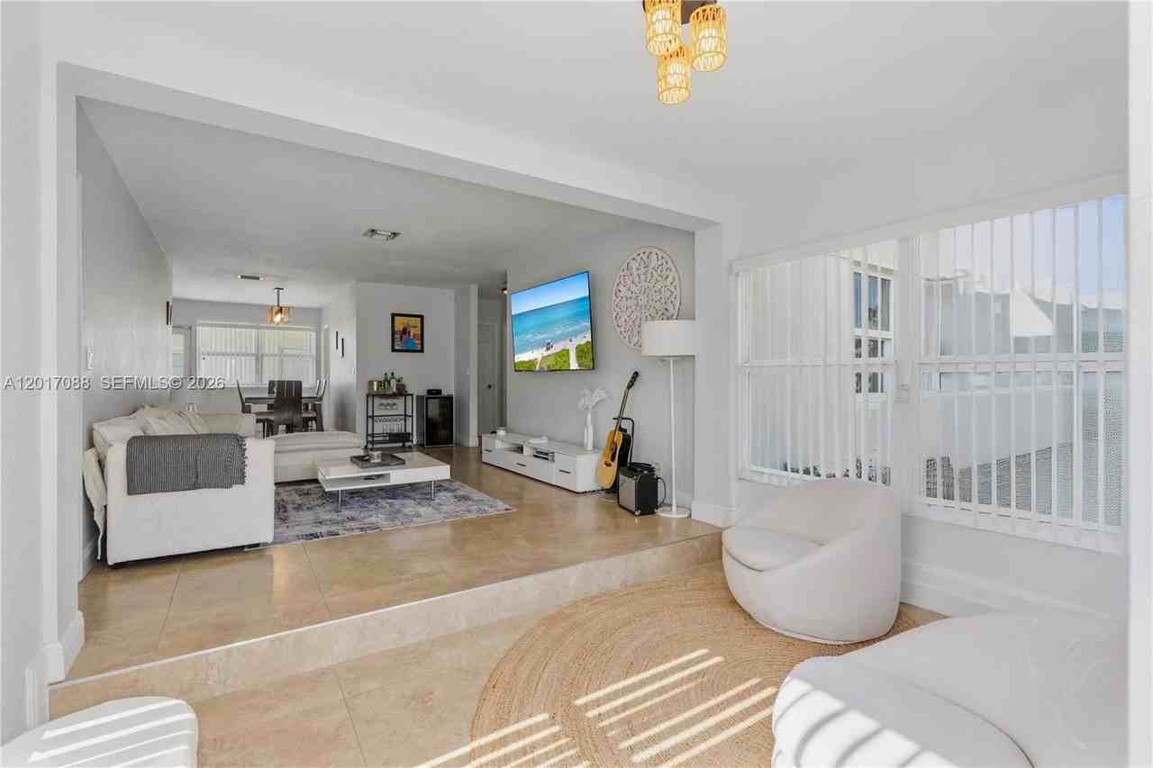 1639 Van Buren St - Photo 6 of 39