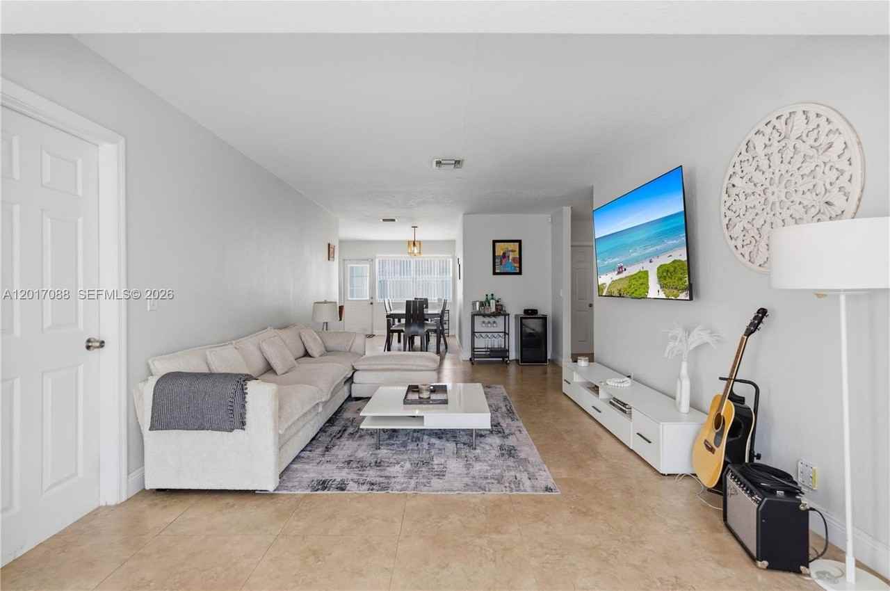 1639 Van Buren St - Photo 7 of 39