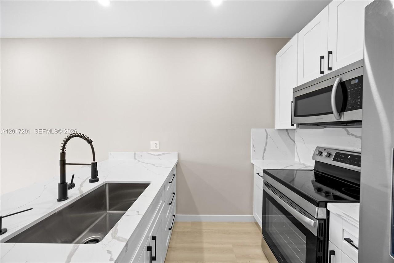 630 Ne 166th St #3 - Photo 4 of 36