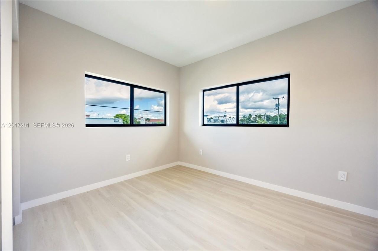 630 Ne 166th St #3 - Photo 5 of 36