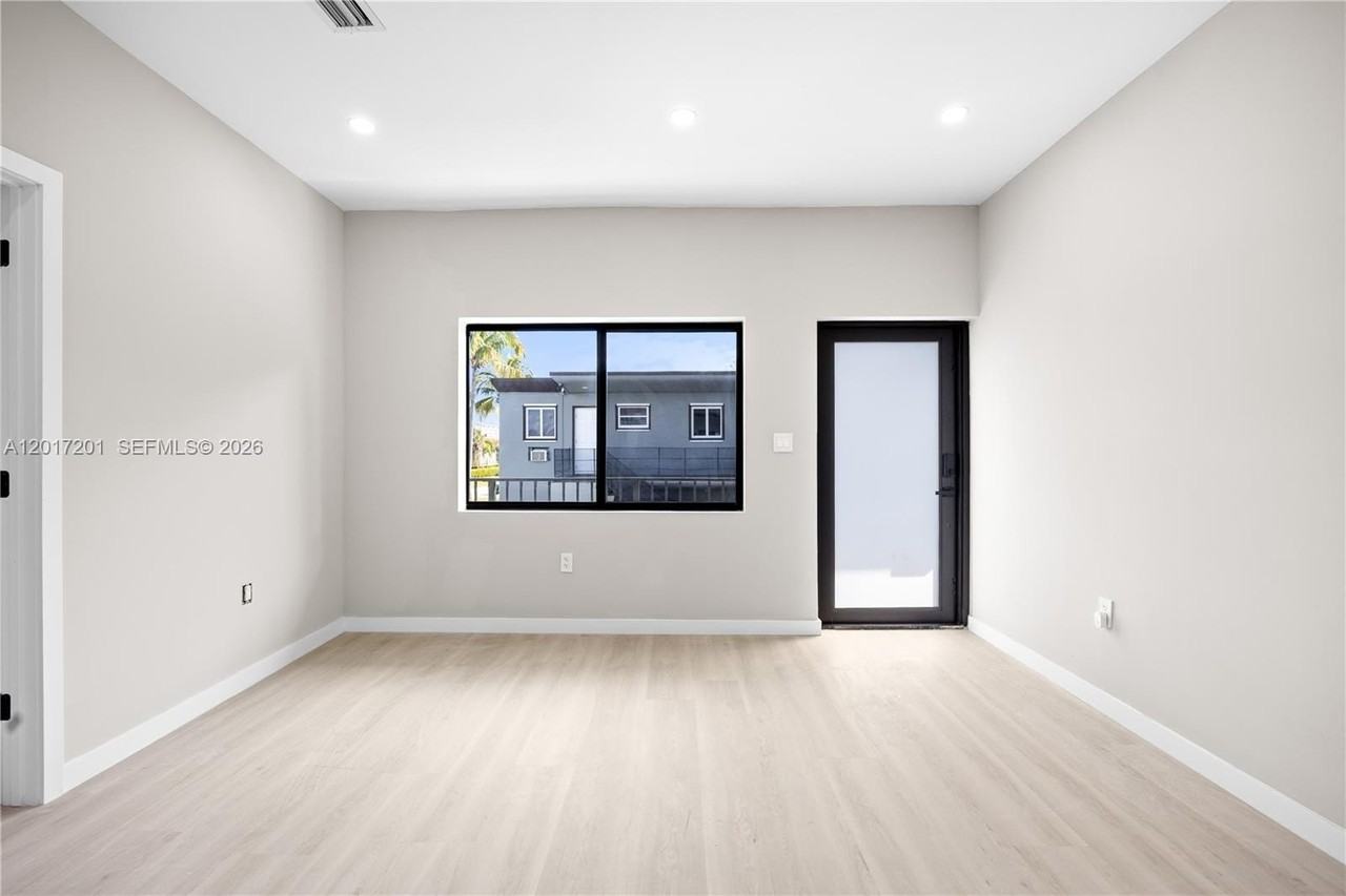 630 Ne 166th St #3 - Photo 6 of 36