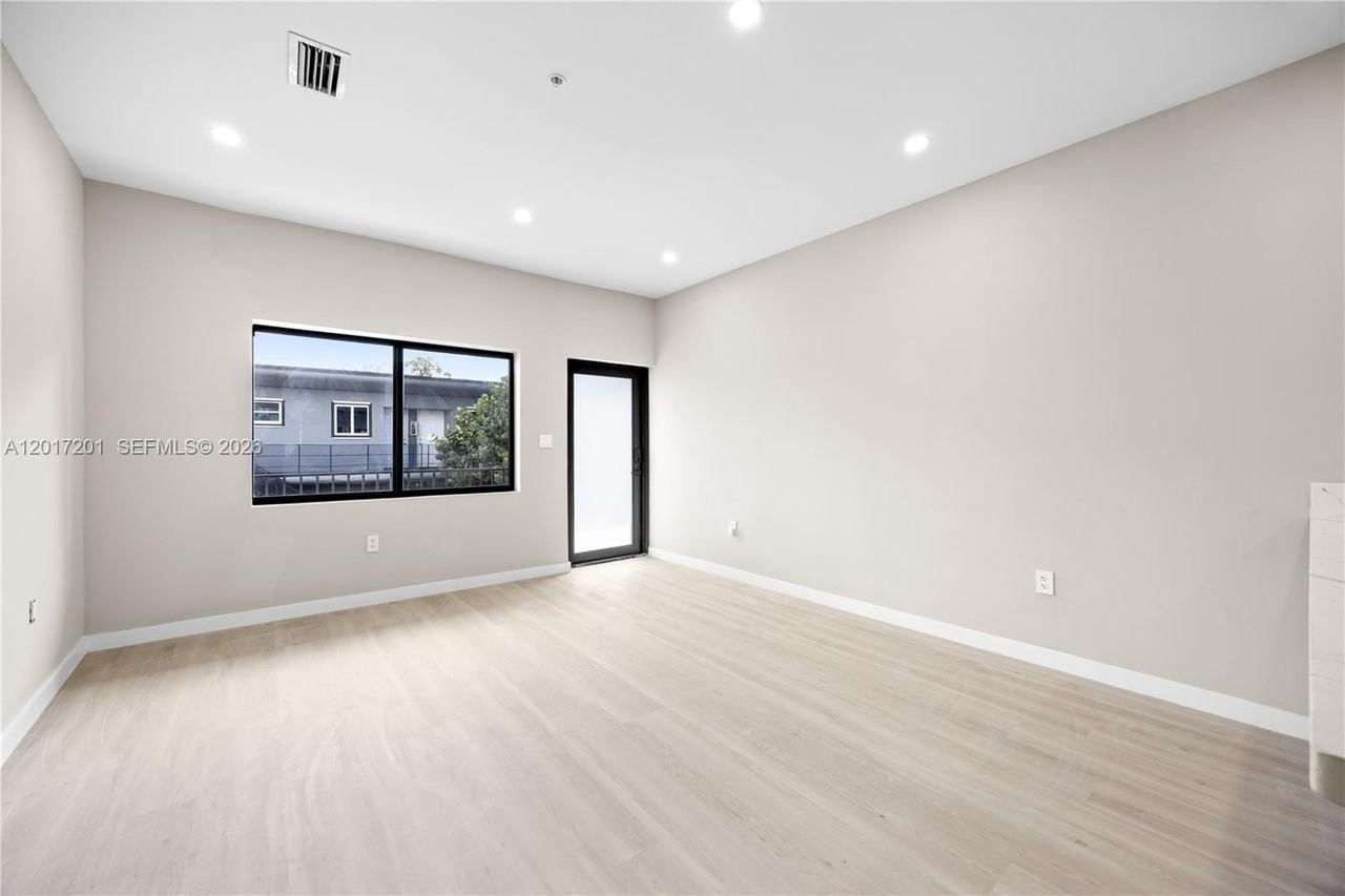 630 Ne 166th St #3 - Photo 7 of 36