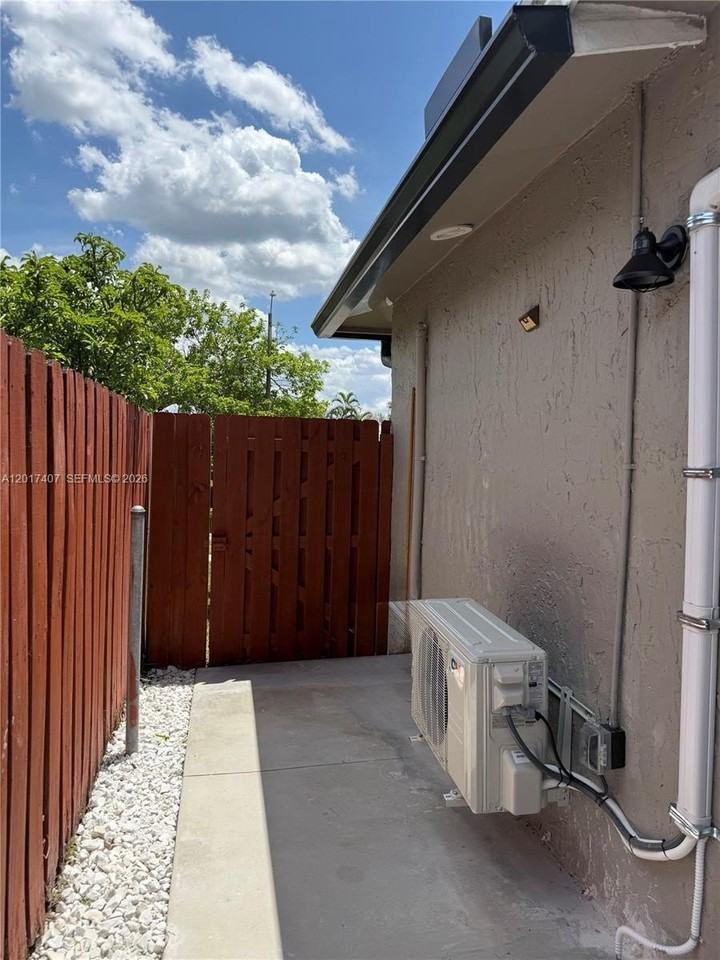 9675 Nw 19th Pl #0 - Photo 2 of 10