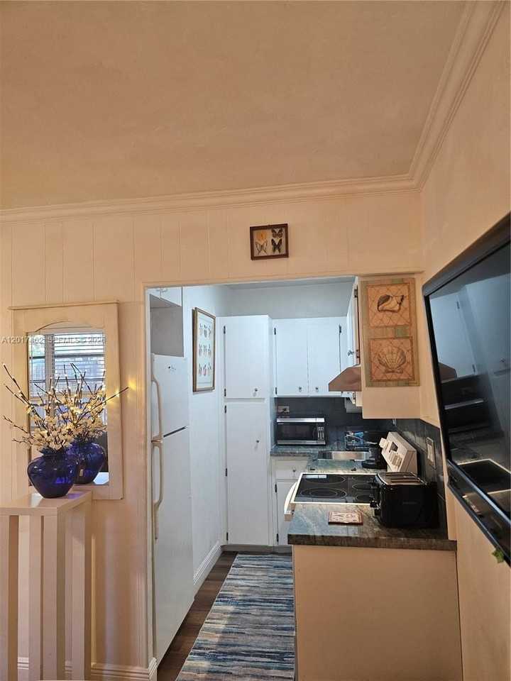 325 Fernwood Rd #10 - Photo 6 of 12