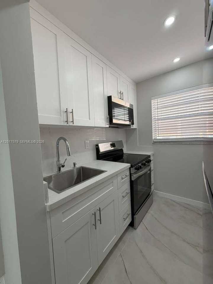 932 Nw 5th St #3 - Photo 2 of 15