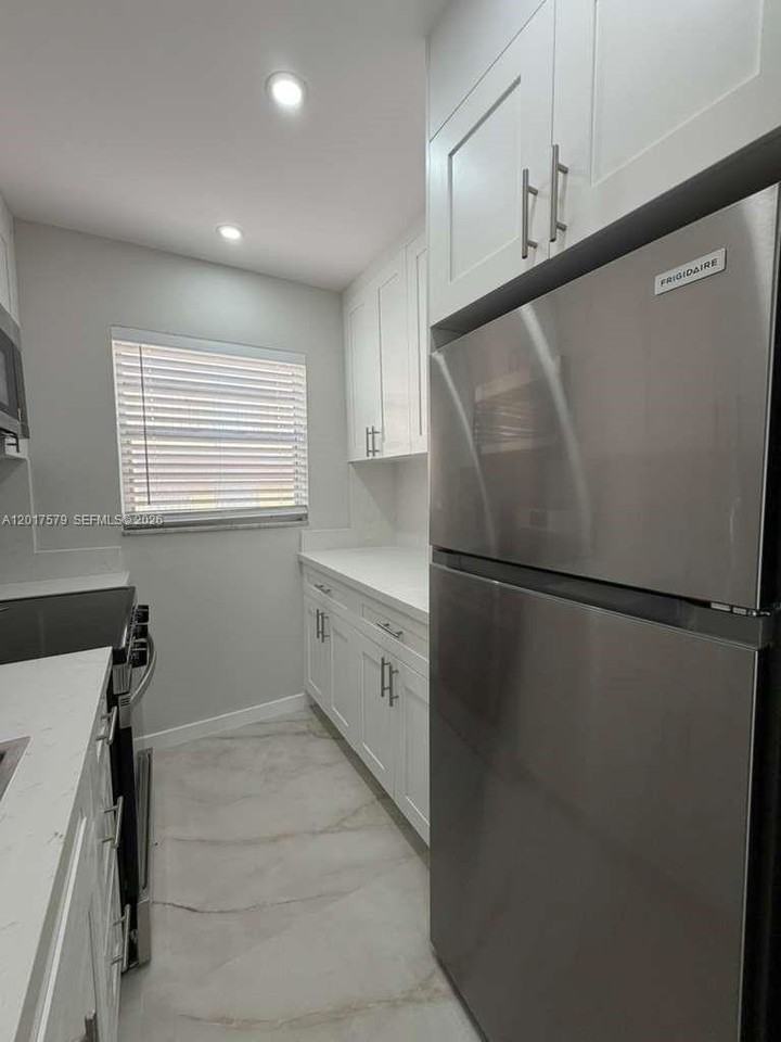932 Nw 5th St #3 - Photo 3 of 15