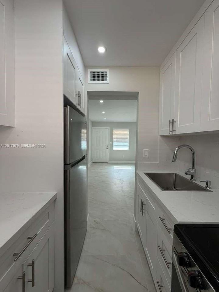 932 Nw 5th St #3 - Photo 4 of 15