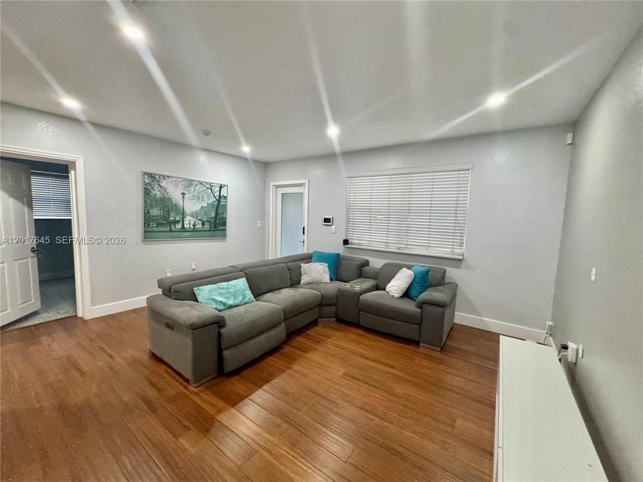 3010 N 73rd Ave - Photo 4 of 24