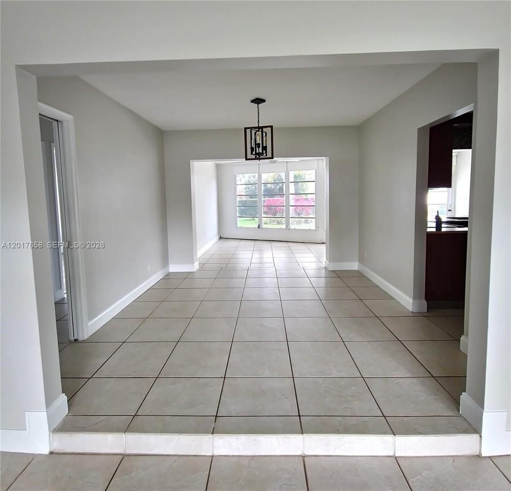 4900 Cleveland St - Photo 3 of 25