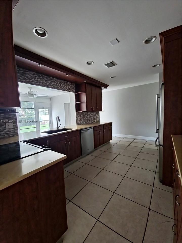 4900 Cleveland St - Photo 4 of 25