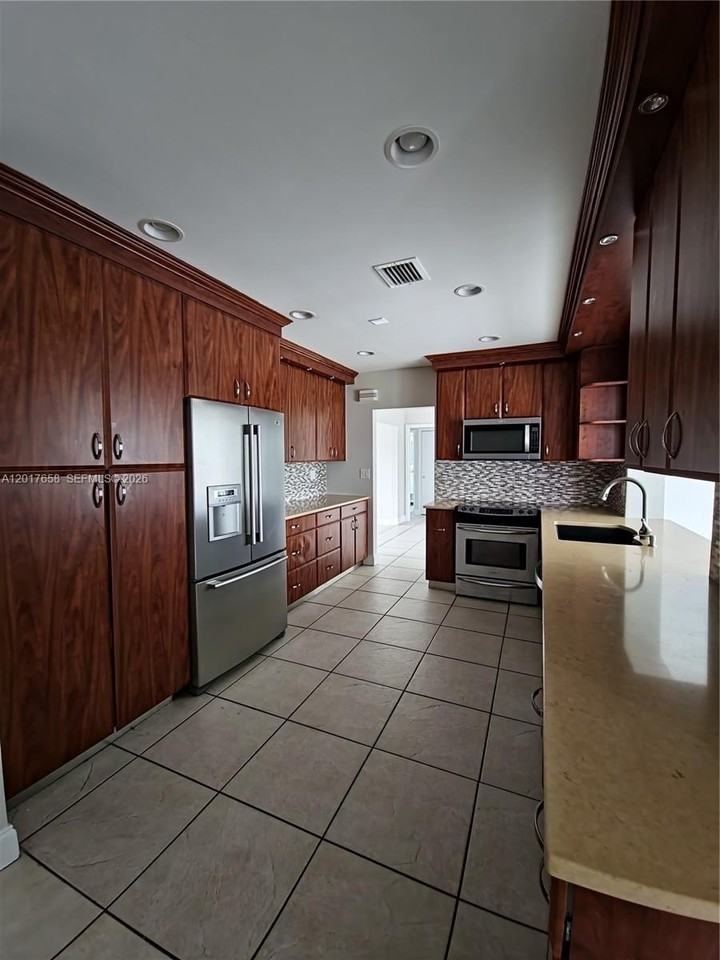 4900 Cleveland St - Photo 5 of 25