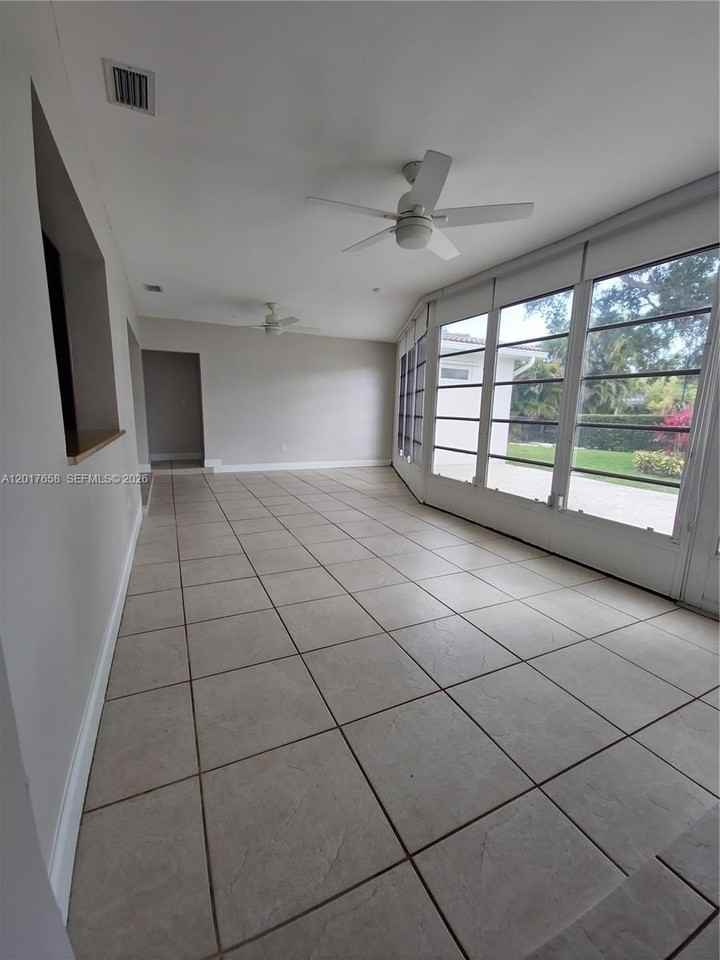 4900 Cleveland St - Photo 6 of 25