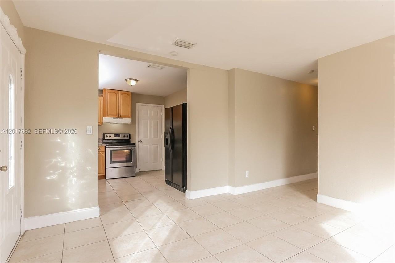 4030 Nw 8th Ter - Photo 4 of 15