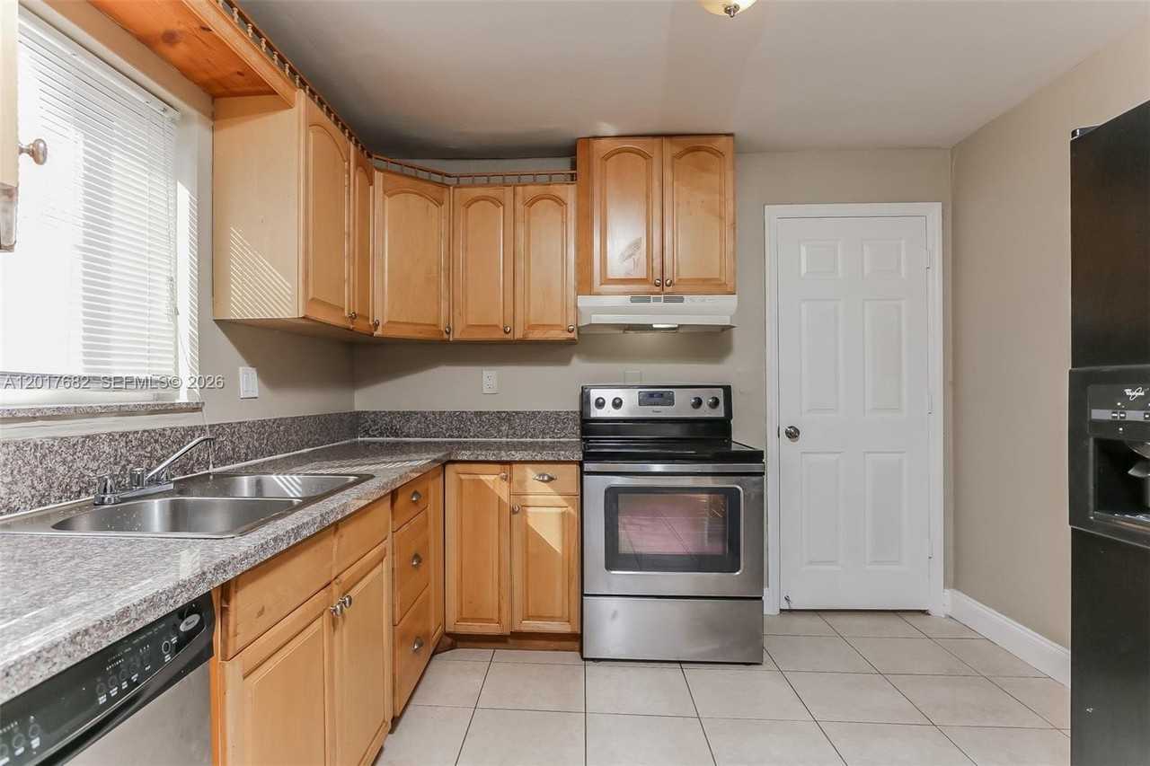 4030 Nw 8th Ter - Photo 5 of 15