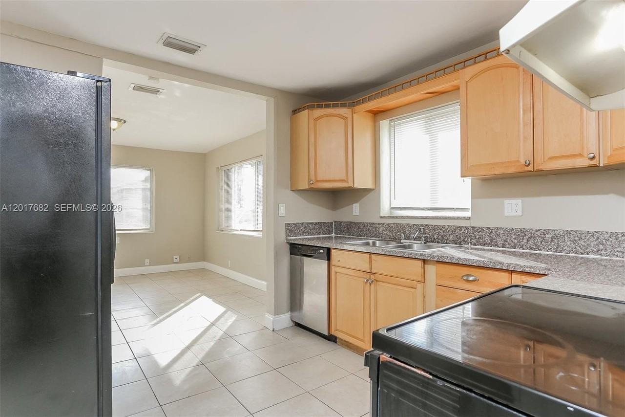 4030 Nw 8th Ter - Photo 6 of 15