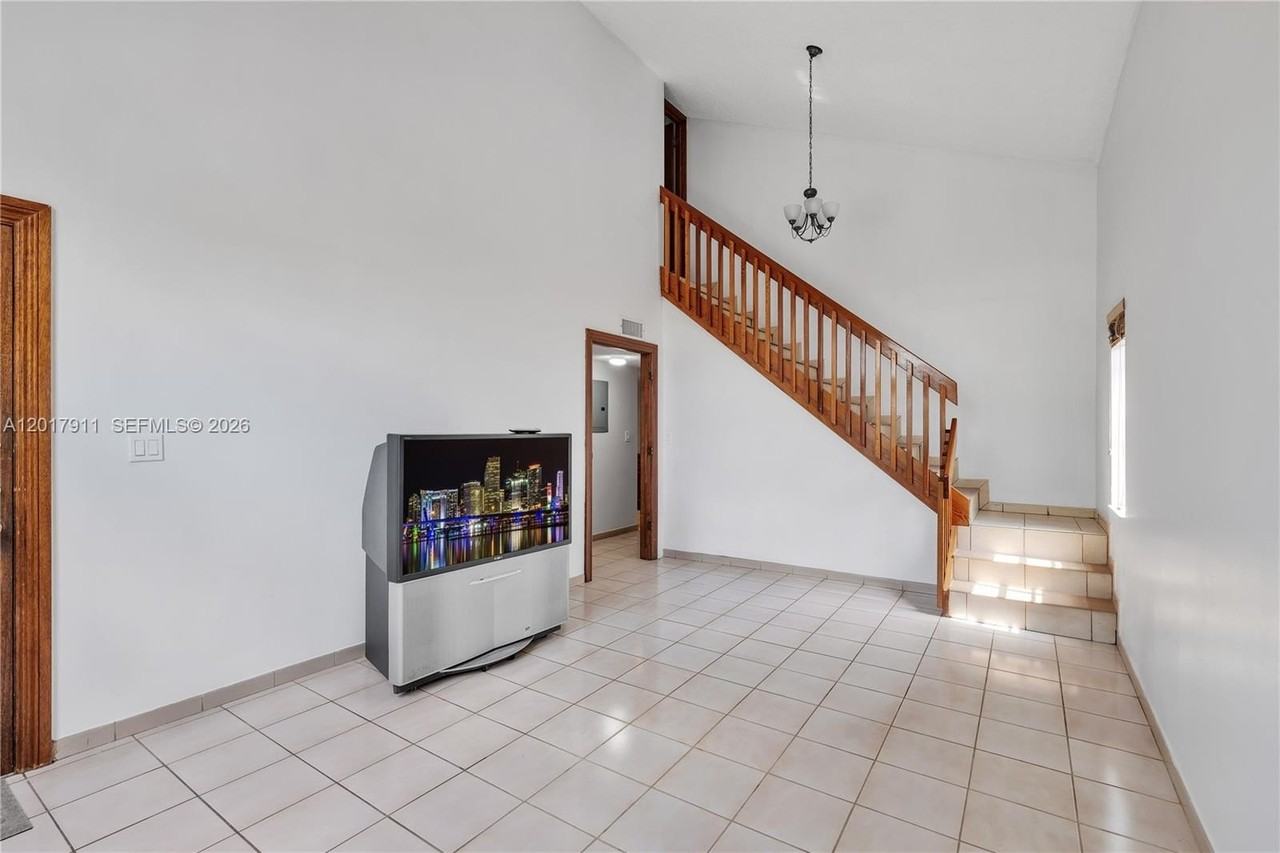 7811 Sw 9th Ter - Photo 4 of 26