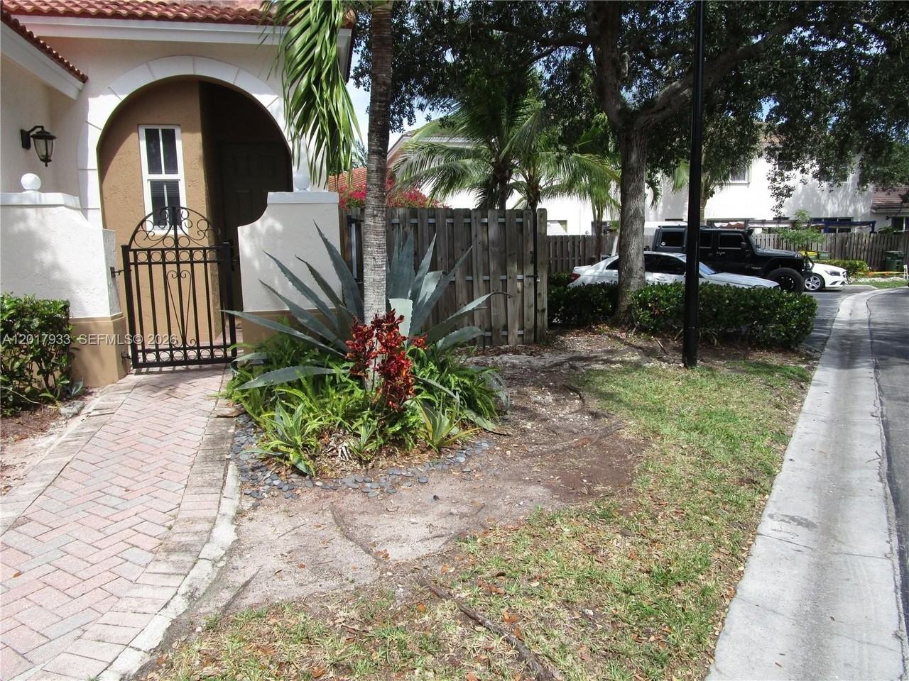 2261 Ne 42nd Cir - Photo 2 of 20