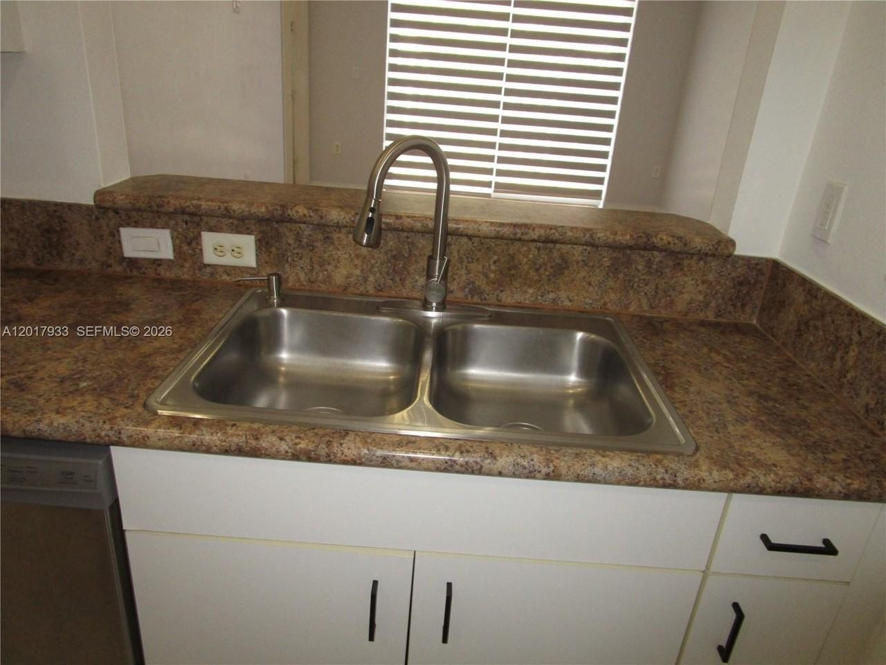 2261 Ne 42nd Cir - Photo 4 of 20