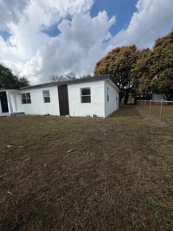 3515 Nw 213th St - Photo 6 of 15