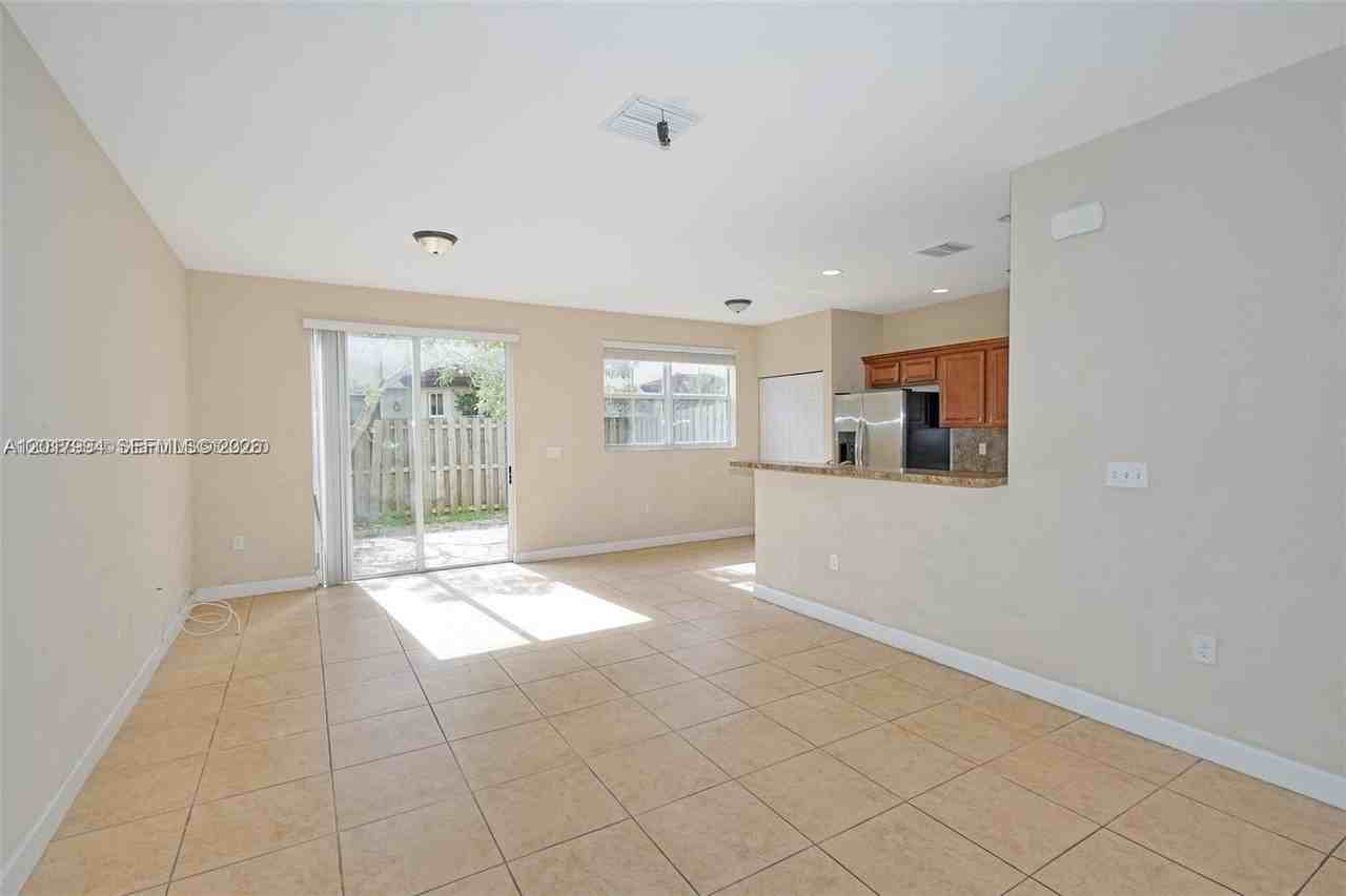 1048 Ne 208th St #1048 - Photo 3 of 20