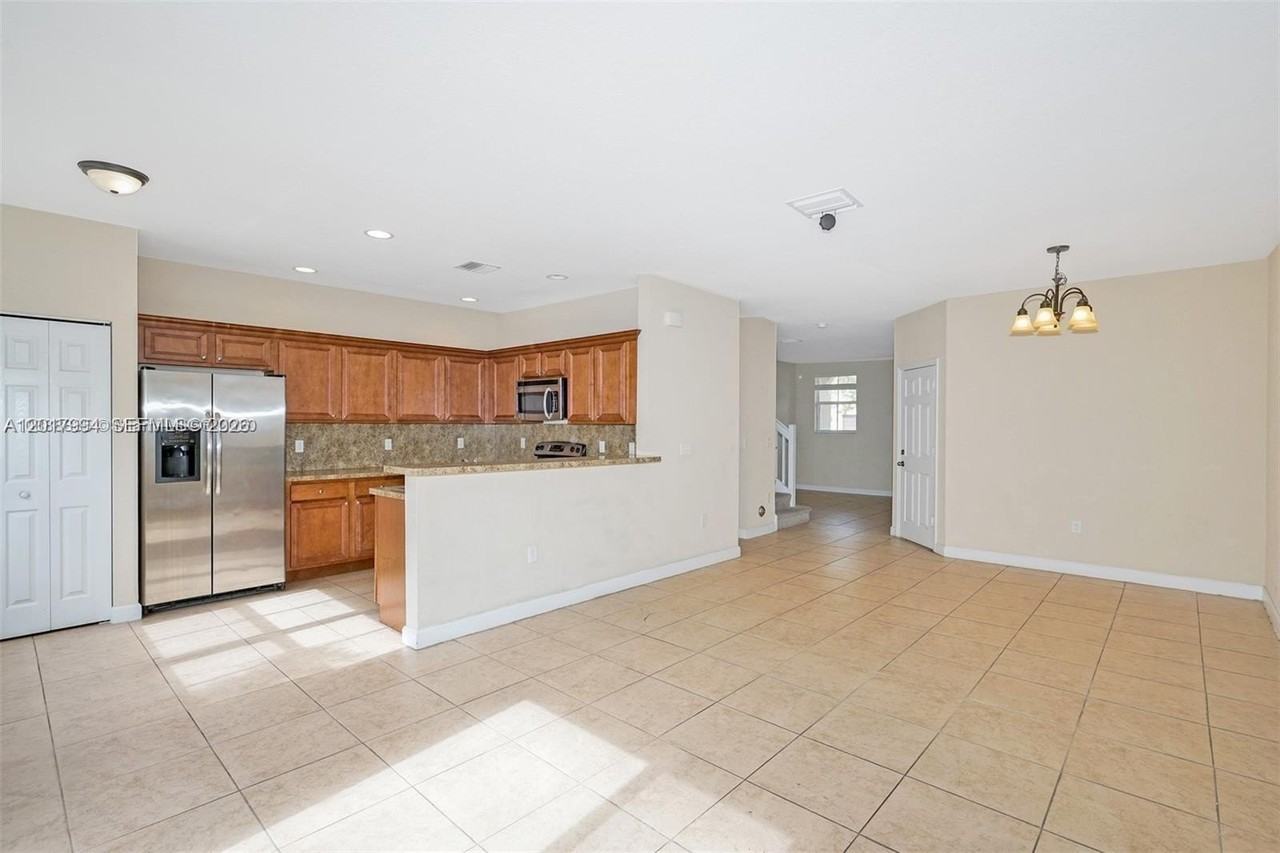 1048 Ne 208th St #1048 - Photo 4 of 20