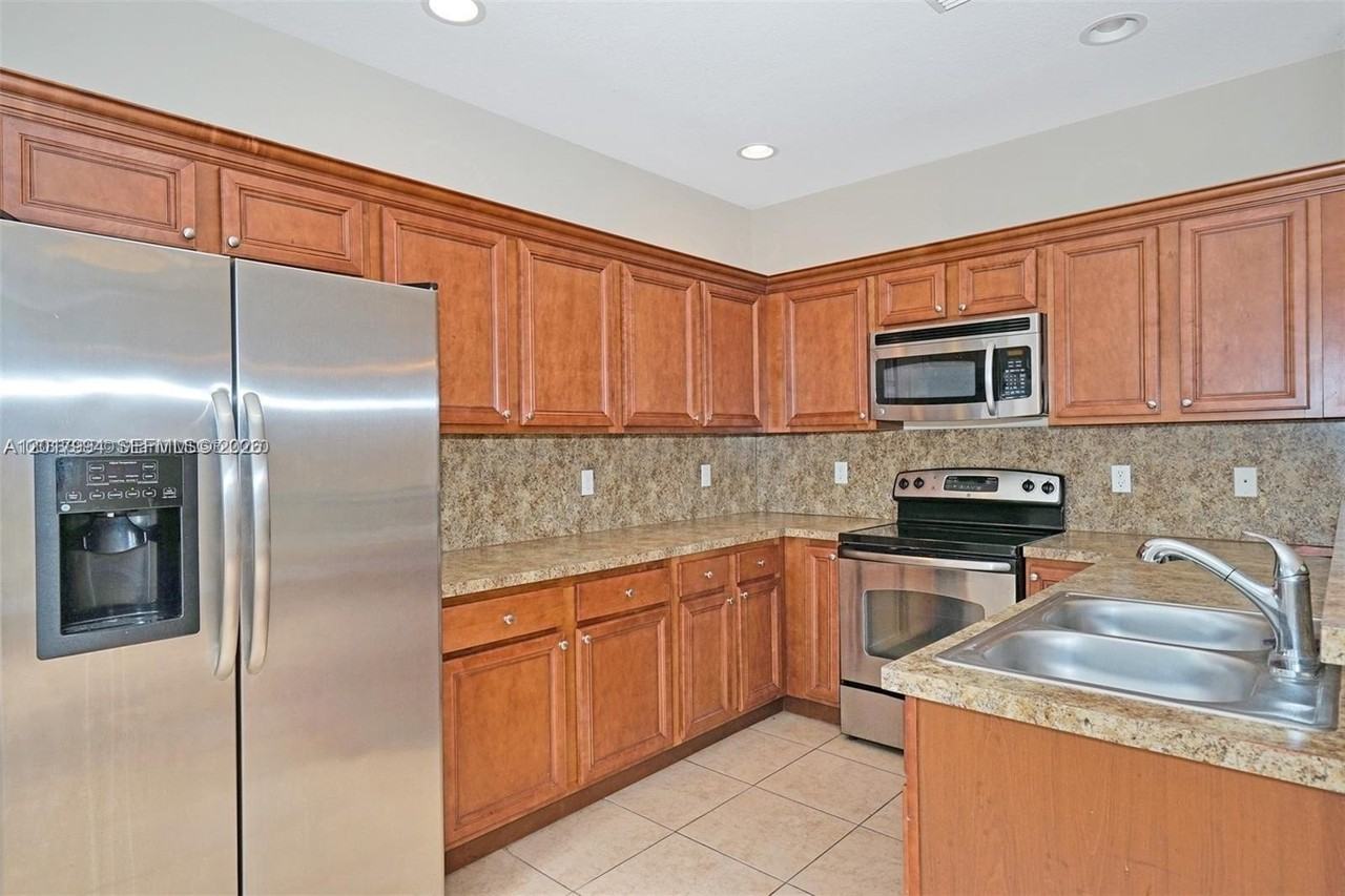 1048 Ne 208th St #1048 - Photo 5 of 20