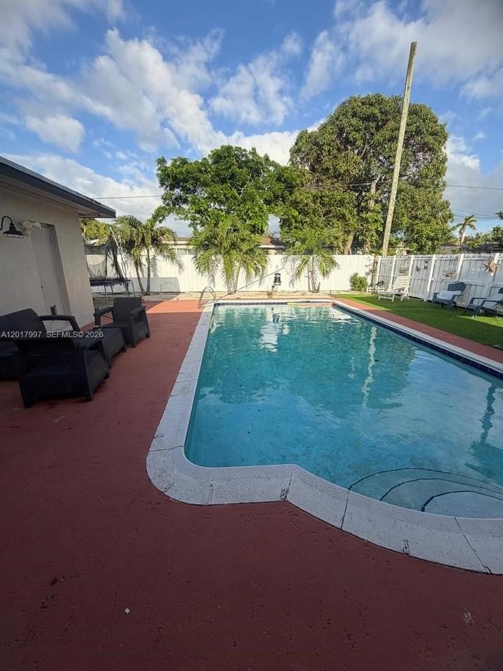 621 Sw 71st Ter - Photo 2 of 10