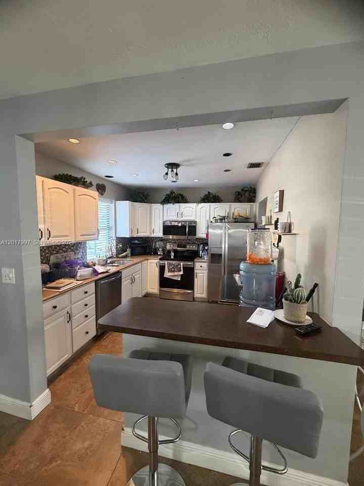 621 Sw 71st Ter - Photo 3 of 10