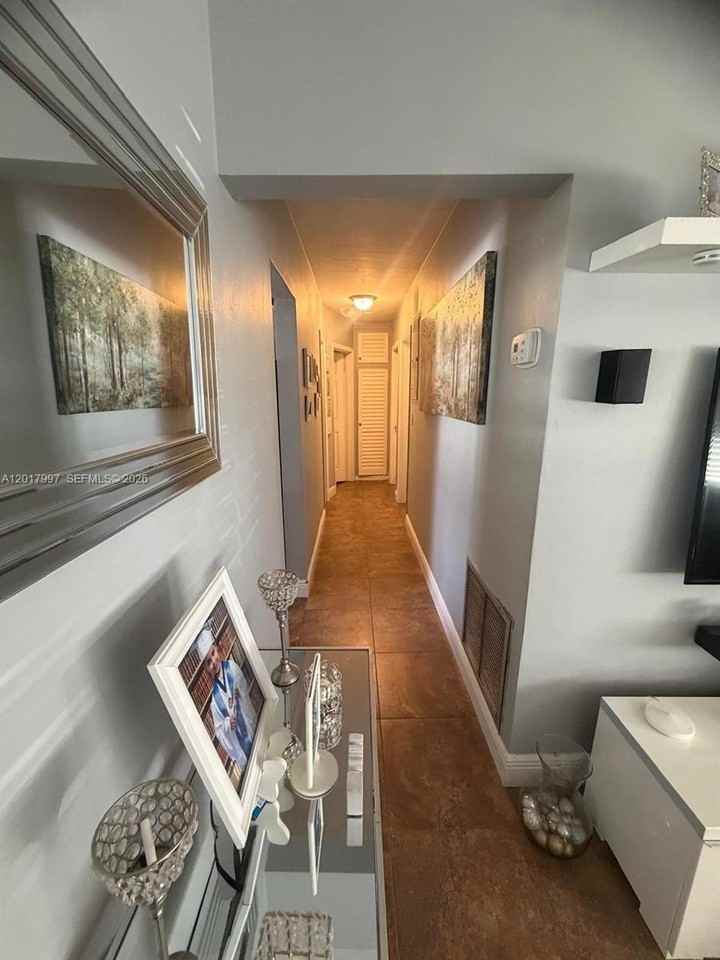 621 Sw 71st Ter - Photo 4 of 10
