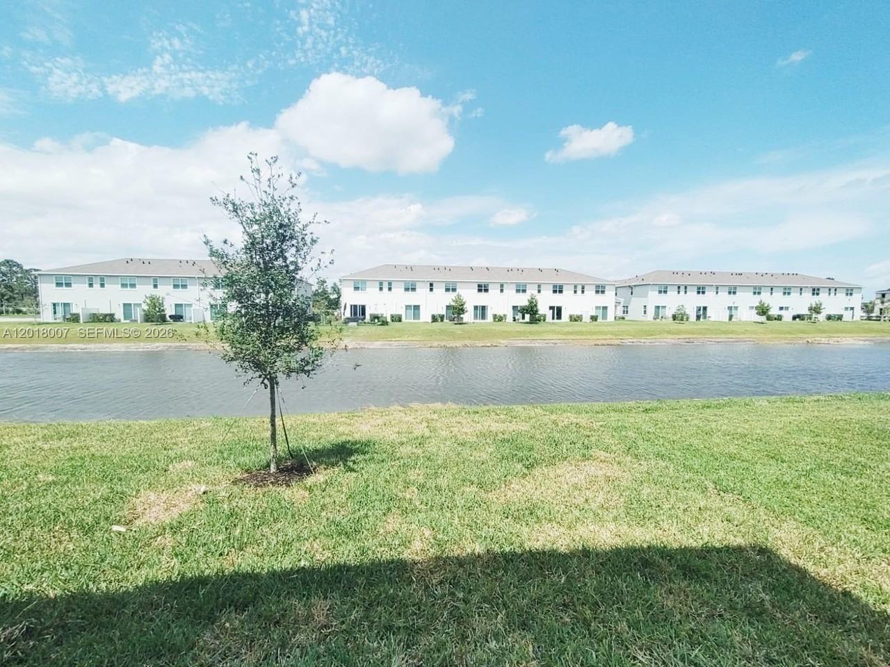 535 Se Rivergrass St #535 - Photo 4 of 27