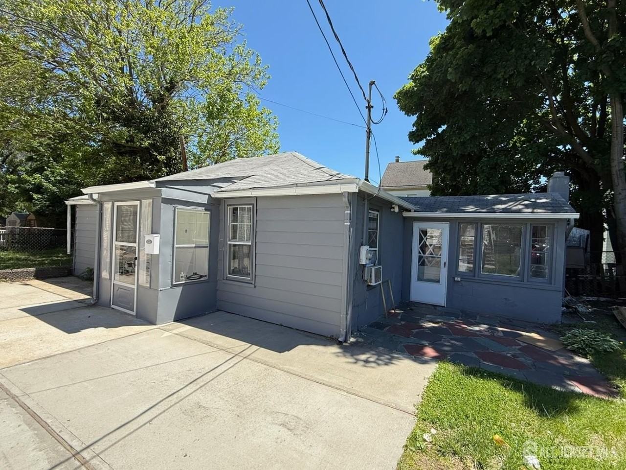 243 Augusta St - Photo 2 of 8