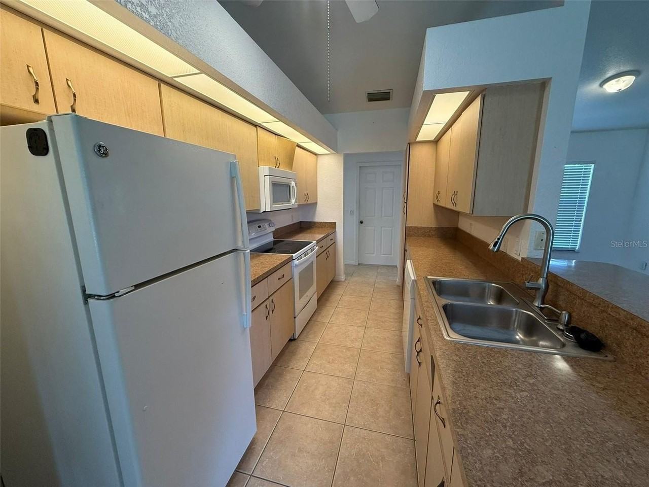 27097 Paratins Dr - Photo 5 of 19
