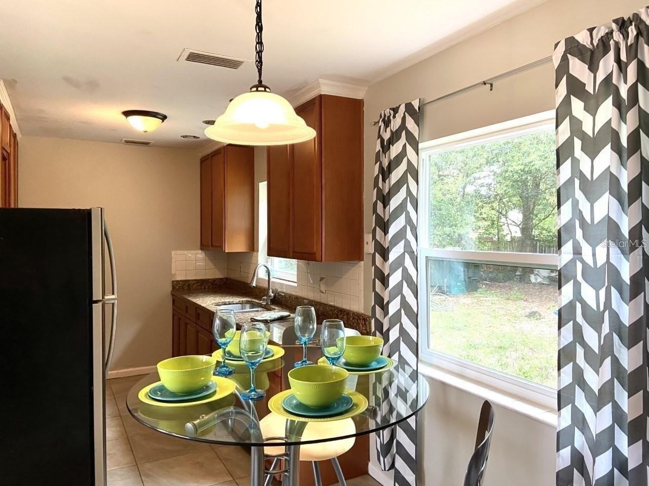 813 S Amelia Ave - Photo 4 of 14