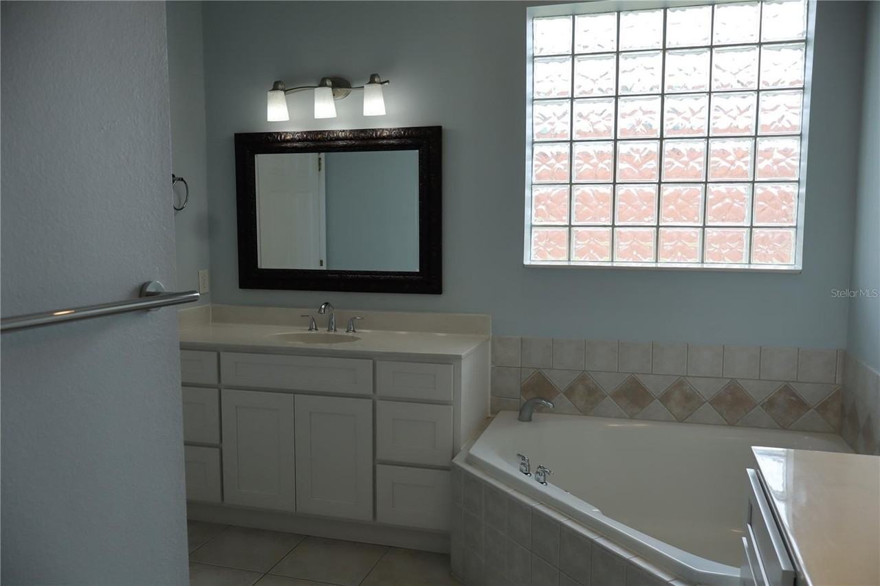 10842 Woodchase Cir - Photo 7 of 14