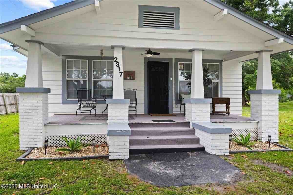 2317 30th St - Photo 4 of 41