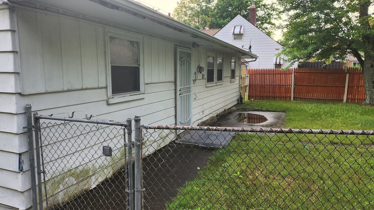 2291 Green Rd, Unit 1 - Photo 4 of 8