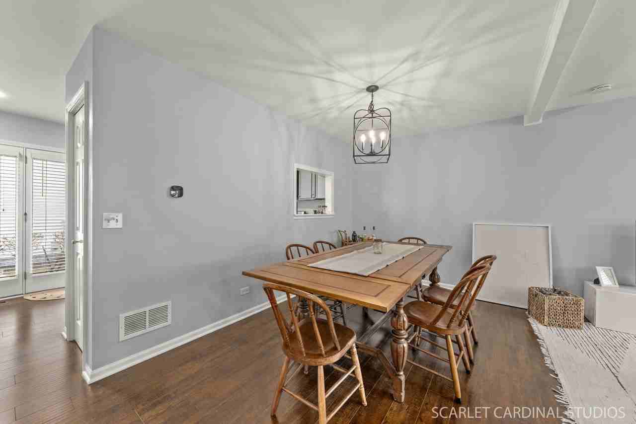 863 College Ave - Photo 4 of 16