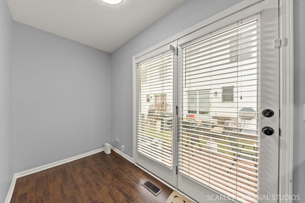 863 College Ave - Photo 6 of 16