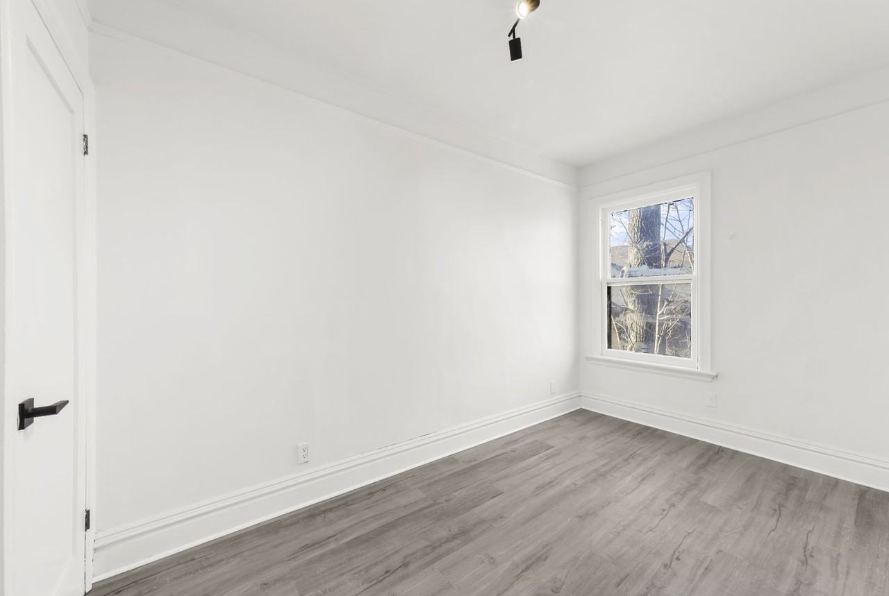 166 Wentworth St S - Photo 2 of 20